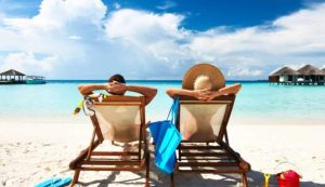 Illustrazione di una coppia in vacanza (Depositphotos foto) - www.marinecue.it