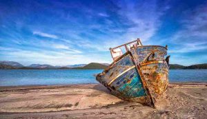 Vecchia barca sulla spiaggia