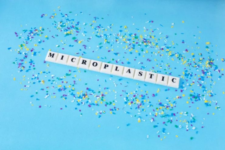 Illustrazione di microplastiche con la scritta apposita (Depositphotos)