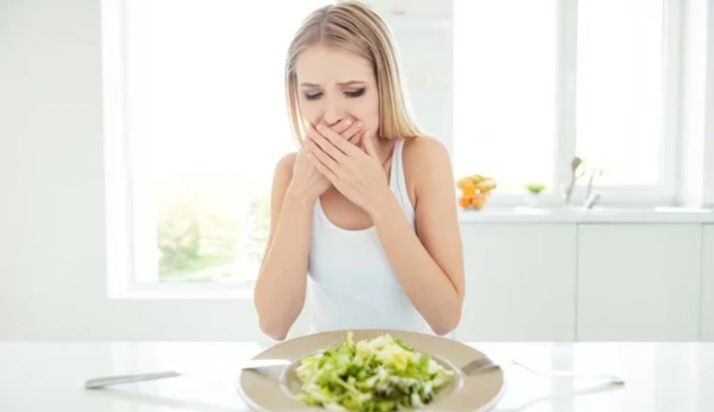 Illustrazione di una ragazza che si rifiuta di mangiare (Depositphotos)