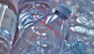 Illustrazione di alcune bottiglie di plastica (Pixabay FOTO) - www.marinecue.it