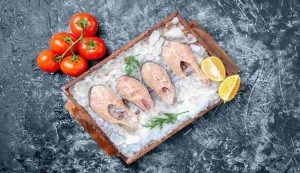 Illustrazione di un salmone congelato (freepik.com FOTO) - www.marinecue.it