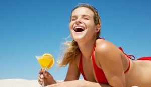 Donna felice in vacanza