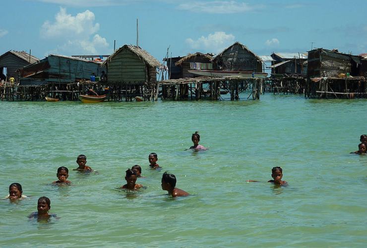 Illustrazione di alcune persone del popolo Bajau (Wikipedia Torben Venning FOTO) - www.marinecue.it