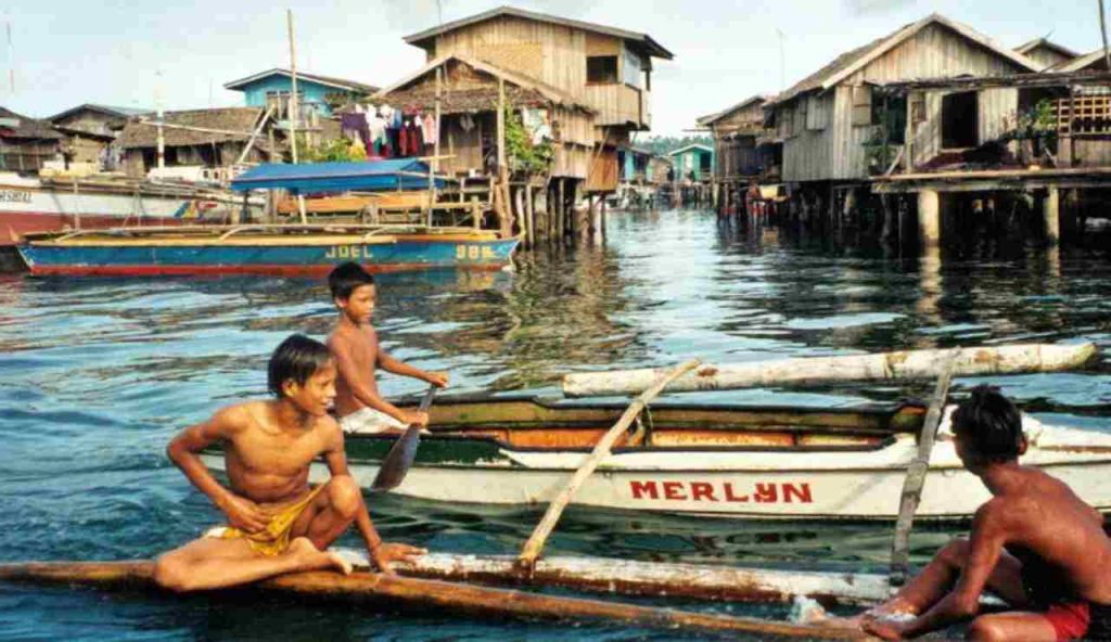 Illustrazione di alcuni ragazzi Bajau (Wikipedia Dr.A.Hugentobler FOTO) - www.marinecue.it (1)