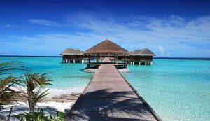 Illustrazione di un piccolo villaggio delle Maldive (Pixabay FOTO) - www.marinecue.it