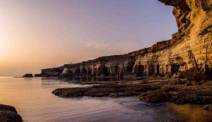 Illustrazione di una costa erosa (Pixabay FOTO) - www.marinecue.it