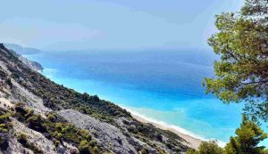 Illustrazione di una spiaggia (Pixabay FOTO) - www.marinecue.it