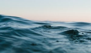 Illustrazione di un mare agitato (Unsplash Foto) - www.marinecue.it