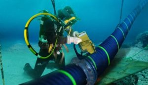 Operaio su un cavo internet nel fondo dell'oceano (Fluctus - youtube foto)