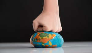 pugno su globo