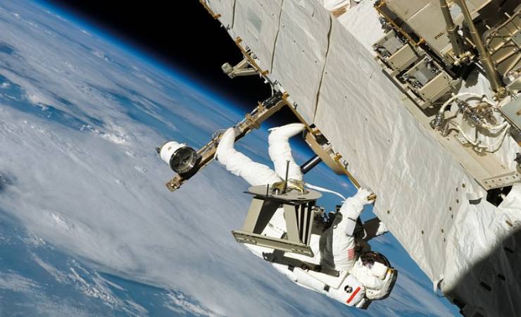 astronauta su navicella