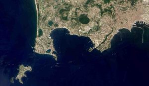 Campi Flegrei dall'alto (Wikipedia Jesse Allen and Robert Simmon FOTO) - www.marinecue.it