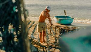 Illustrazione di un pescatore triste (Pixabay FOTO) - marinecue.it