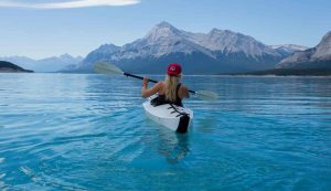Illustrazione di una ragazza in un Kayak (Pixabay FOTO)- marinecue.it