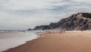 Illustrazione di una spiaggia in Portogallo (Pixabay FOTO) - www.marinecue.it