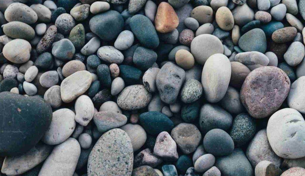 Illustrazione di una spiaggia rocciosa (pexels FOTO) - www.marinecue.it