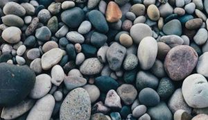 Illustrazione di una spiaggia rocciosa (pexels FOTO) - www.marinecue.it