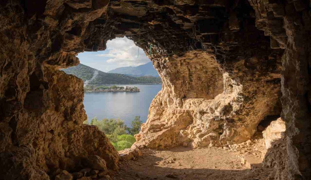 grotta su kas, in turchia