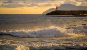 mar mediterraneo con onde