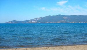 promontorio dell'argentario visto dalla spiaggia