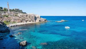 Sicilia monumento uomo storia riecheggiano voci antiche