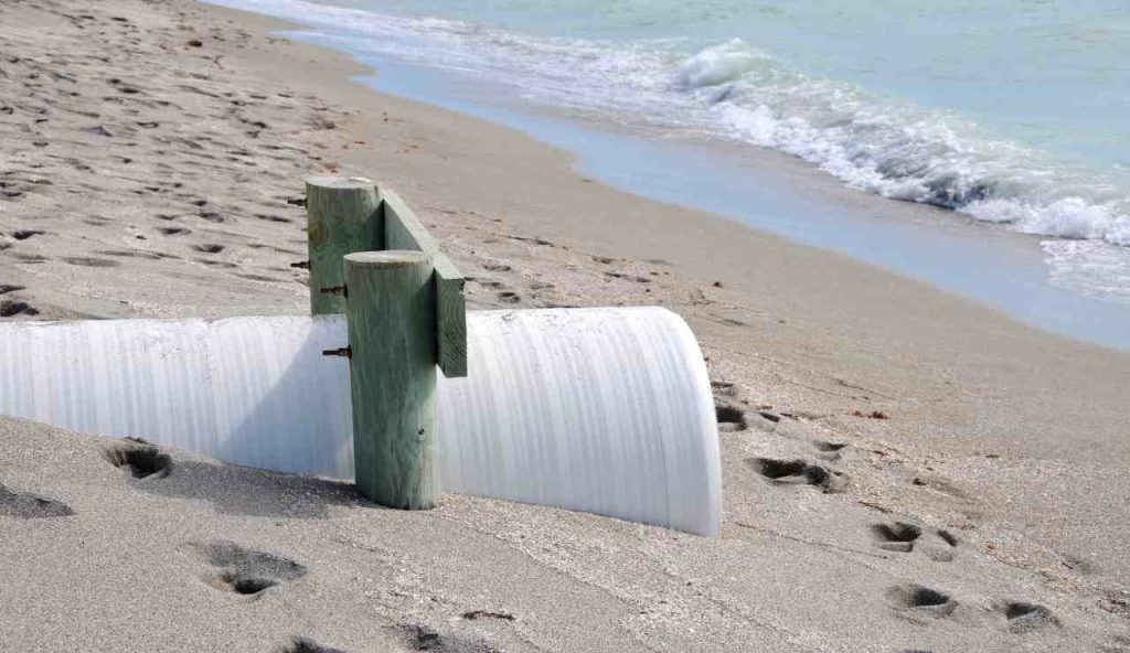 È la spiaggia più bella d’Europa, ma presto non sarà più accessibile | Lanciato l’allarme: il mare se la sta divorando