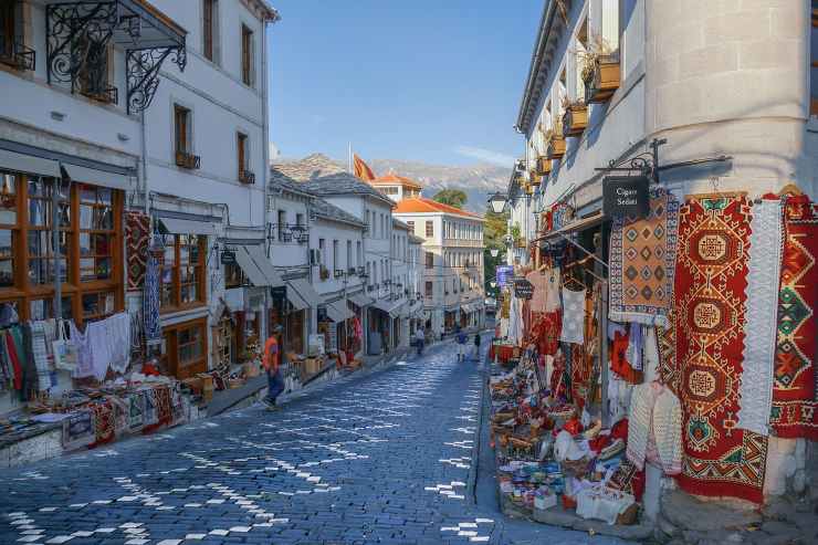 Illustrazione di Argirocastro in Albania (Pixabay FOTO) - marinecue.it