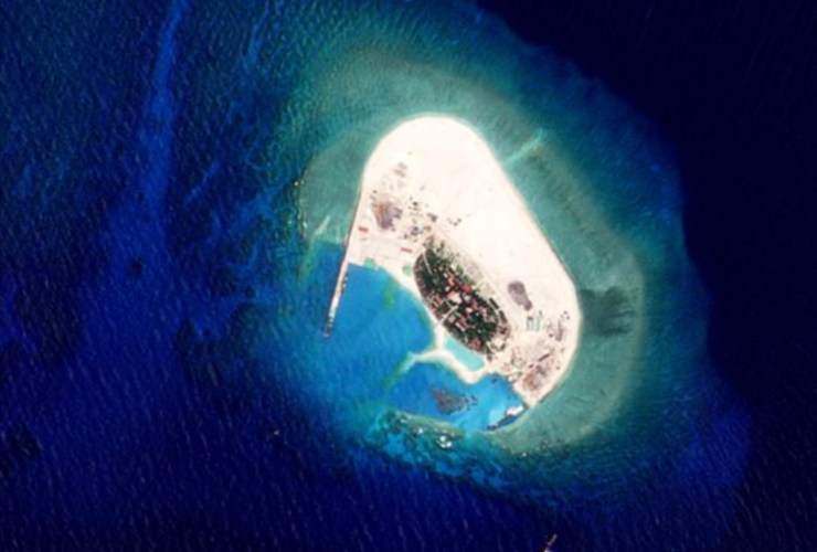 Illustrazione di Sandy Cay (Wikipedia Sentinel Hub EO Browser (ESA) FOTO) - www.marinecue.it