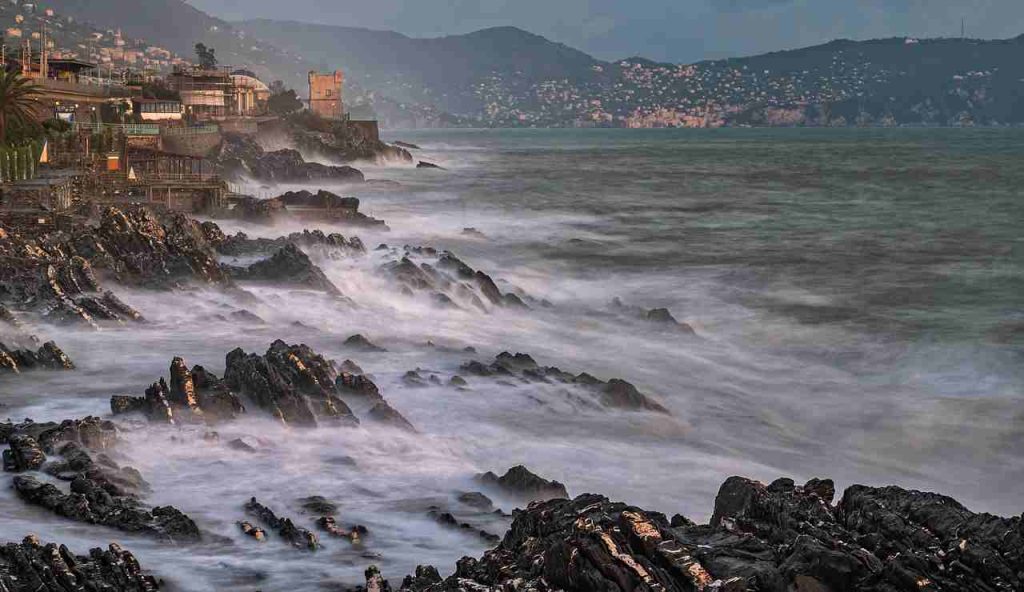 Illustrazione di una città che sta sprofondando (Pixabay FOTO) - marinecue.it