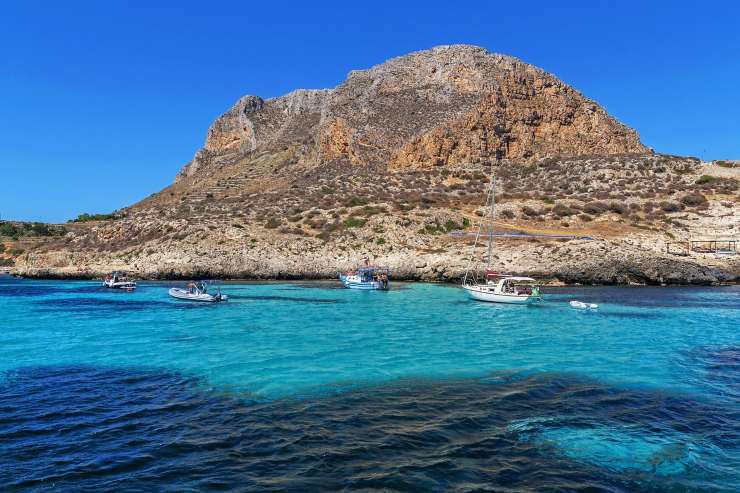 Illustrazione di una costa di Favignana (Pixabay FOTO)- sciencecue.it