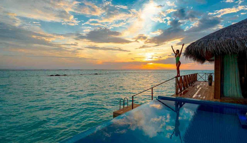 Illustrazione di una piscina e del mare (pexels FOTO) - marinecue.it