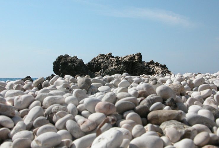 Illustrazione di una spiaggia con sassolini (Pixabay FOTO) - marinecue.it