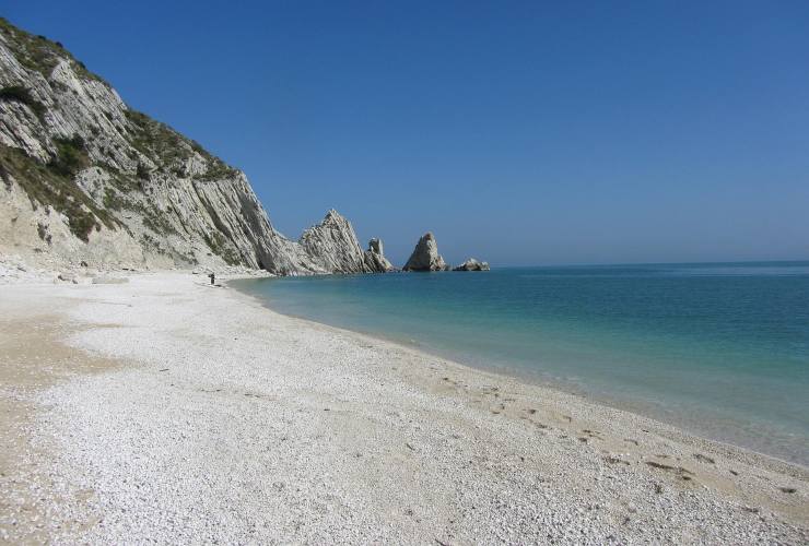 Illustrazione di una spiaggia nei pressi del Monte Conero (Pixabay FOTO) - marinecue.it