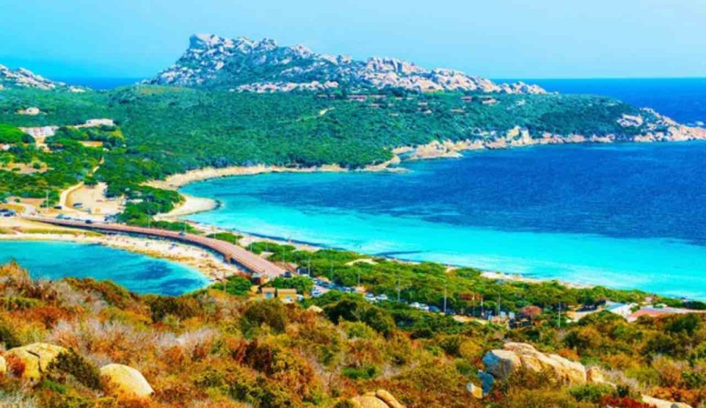 Sardegna spiaggia incantevole protetta rocce immense