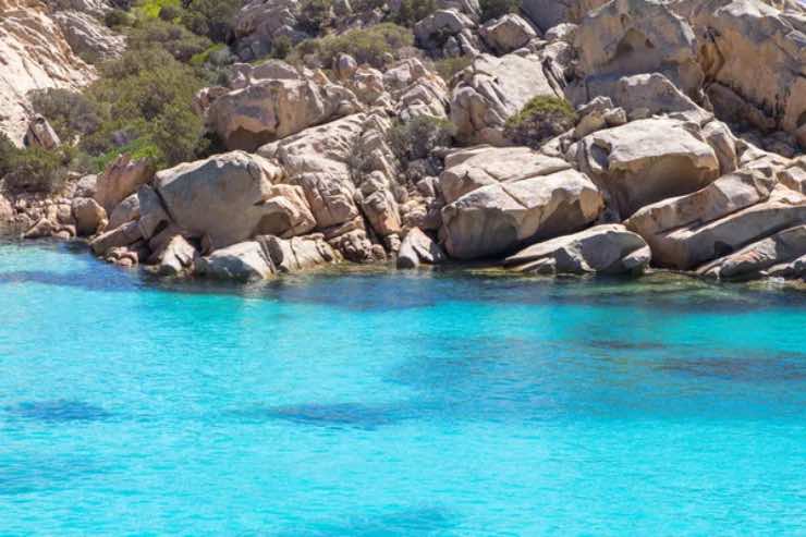 Sardegna spiaggia incantevole protetta rocce immense