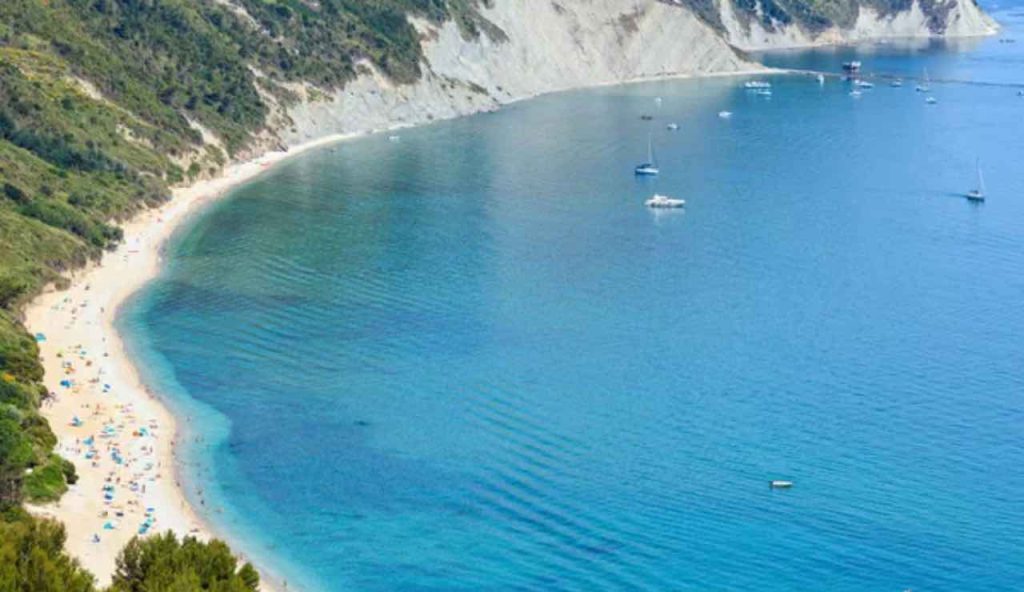 Spiaggia off limits più belle italia invasa rischi grosso