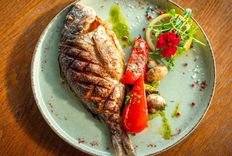 Illustrazione del pesce in tavola (Canva FOTO) - marinecue.it