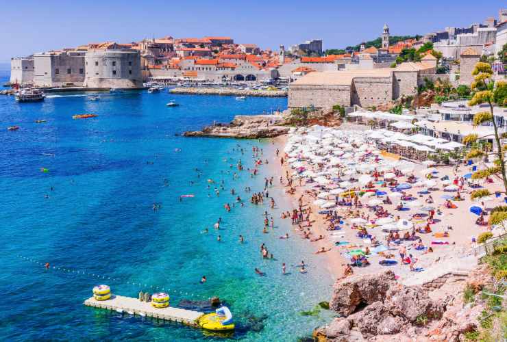 Illustrazione della spiaggia di Dubrovnik (Canva FOTO) - marinecue.it