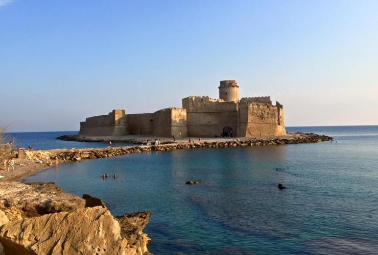 Illustrazione di Le Castella (Wikipedia Mannafly FOTO) - marinecue.it