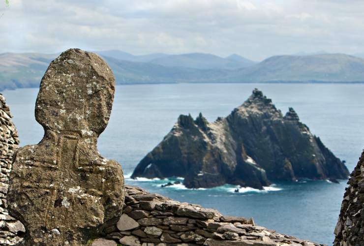 Illustrazione di Skellig Michael (Canva FOTO) - marinecue.it