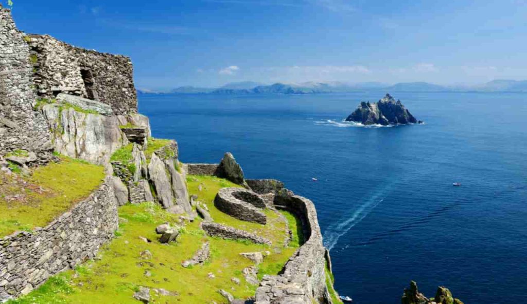 Illustrazione di Skellig Michael da lontano (Canva FOTO) - marinecue.it
