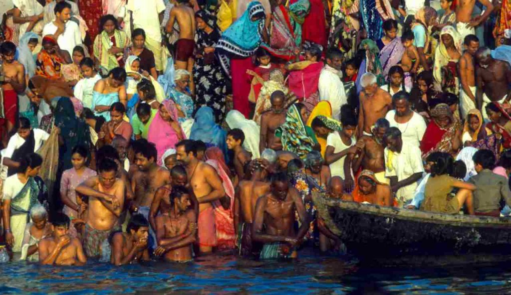 Illustrazione di alcuni bagnanti in fuga (Canva FOTO) - marinecue.it