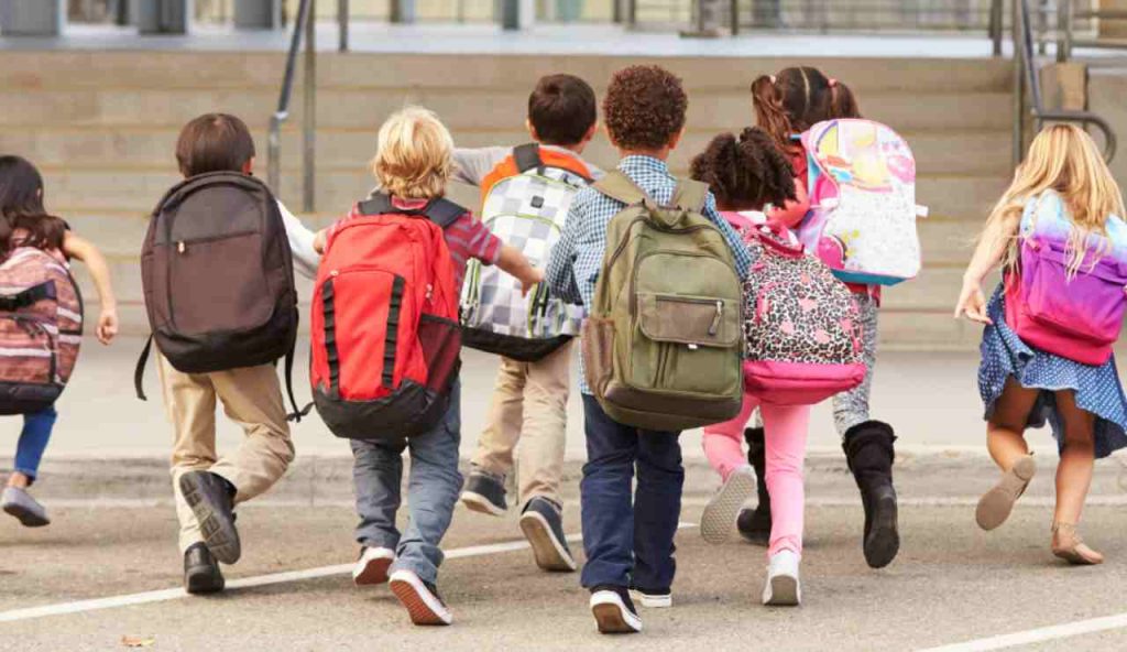 Illustrazione di bambini mentre vanno a scuola (Canva FOTO) - marinecue.it