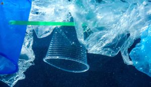 Illustrazione di plastica in mare (Canva FOTO) - marinecue.it