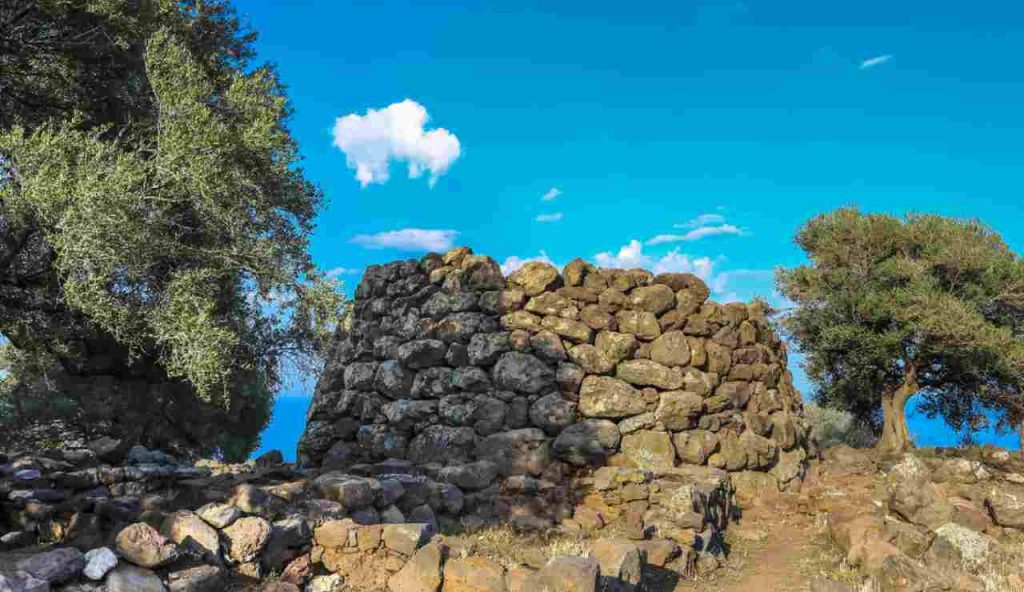 Illustrazione di un nuraghe (Canva FOTO) - marinecue.it