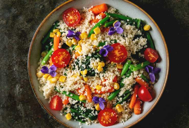 Illustrazione di un piatto di cous cous (Canva FOTO) - marinecue.it