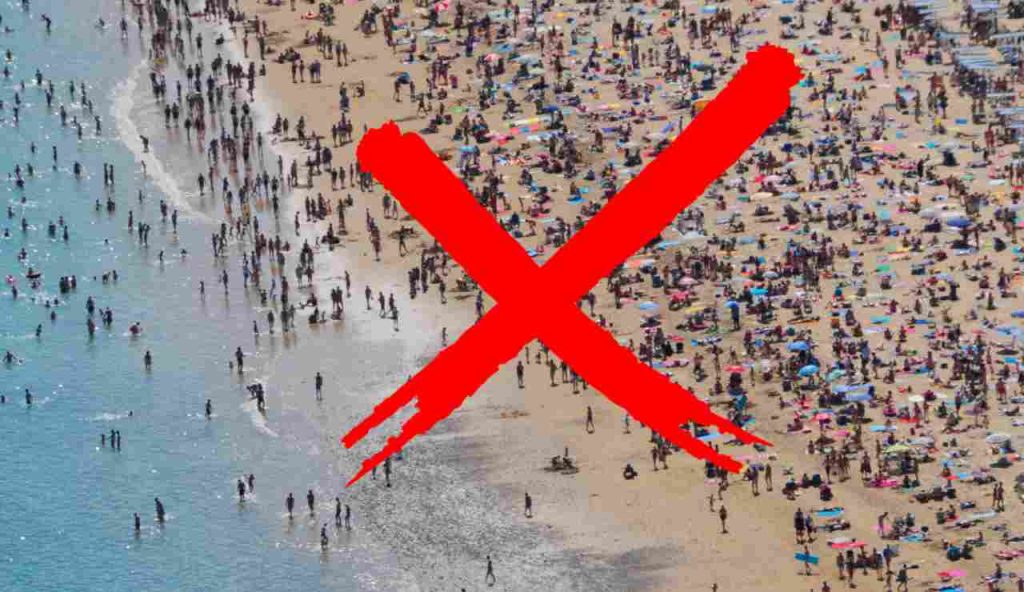 Illustrazione di una spiaggia caotica (Canva FOTO) - marinecue.it