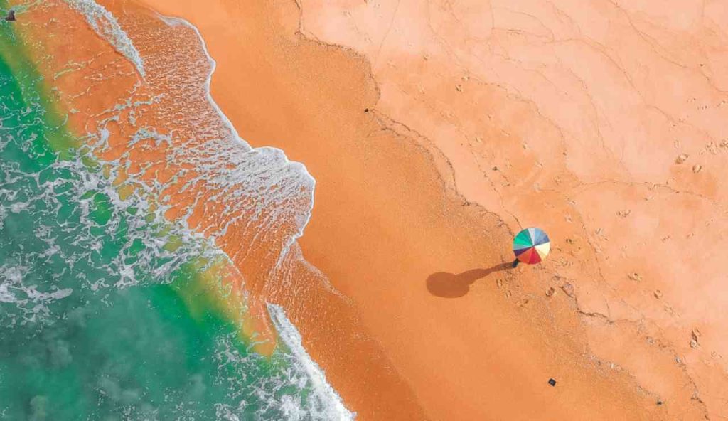 Illustrazione di una spiaggia colorata (Canva FOTO) - marinecue.it