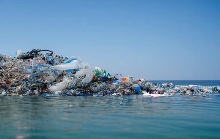 Illustrazione di una spiaggia piena di plastica (Canva FOTO) - marinecue.it
